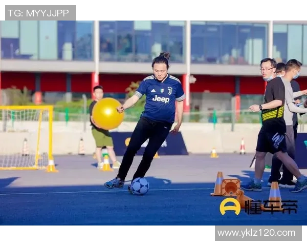 足球明星与球迷的互动方式各异展现个性魅力与职业态度