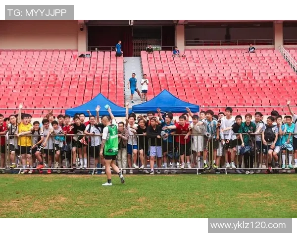 足球明星在街头被粉丝认出瞬间引发热烈围观与欢呼声