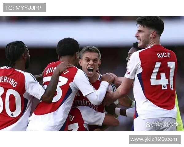 足球明星左脚大力射门展现惊人技巧与力量引发球迷热烈追捧