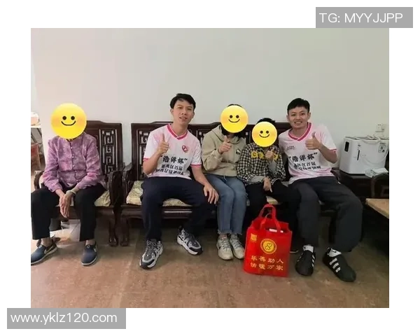 足球明星走进社区关爱困难家庭传递温暖与希望