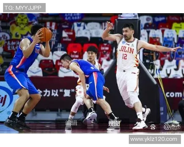 重庆篮球队在世界锦标赛积分榜上以75分稳居第一名展现强劲实力